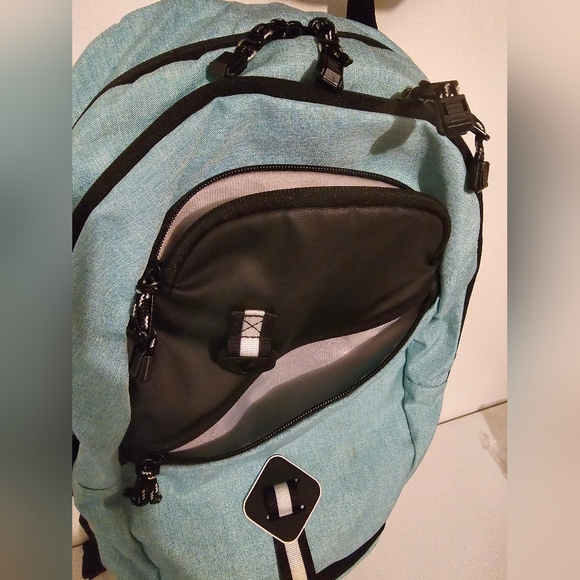 2 Backpacks - Picture 6 of 9